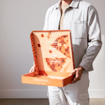 2 muestras de cajas postales cuadradas de colores vivos.