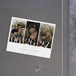 Un imán de Save the Date con 3 fotos de una pareja y la fecha de la boda. 