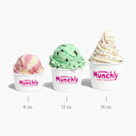 Una variedad de sabores de helado se muestran en los 3 tamaños de nuestros vasos de papel: 8, 12 y 16 oz.