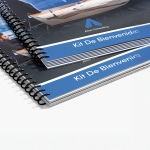 Un conjunto de informes y materiales de asesoría comercial con encuadernado de doble alambre 