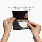 Una persona sosteniendo un tarjetero de papel kraft negro.