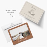 Un sobre y dos tarjetas de agradecimiento por la boda: una con una foto y otra con un diseño fantástico.