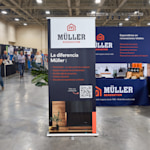 Una lona retráctil promocionando una empresa de renovaciones del hogar. Los beneficios destacados incluyen: que vienen preensambladas, puede subir su archivo fácilmente, miles de diseños y envío rápido y gratis. 