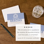 Una tarjeta de agradecimiento con una reseña de 5 estrellas que dice: «Me encanta como quedaron las tarjetas de agradecimiento que hice para mi empresa». 