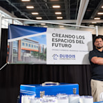 Una lona de vinilo colorida colgada, anunciando donas gratis.