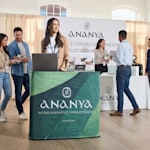 Un kit de mostrador de maleta promocionando un day spa y centro de bienestar.