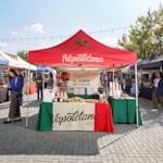 Una carpa plegable personalizada se muestra al aire libre promocionando una empresa de comida italiana.
