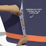 Un primer plano de la parte posterior con cremallera del mostrador desplegable con opción de luz LED.