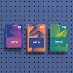 Se muestran 3 portatarjetas de regalo coloridos con los 3 estilos disponibles. 