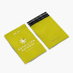 La parte de adelante y atrás de un sobre de plástico para envíos personalizado promocionando una empresa de suplementos.