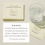 Servilletas personalizadas para un torneo de golf benéfico, apiladas junto a un vaso de agua. 