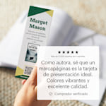 Un marcapáginas personalizado para el lanzamiento de un libro, con una reseña de un cliente que dice: «Como autor, los marcapáginas son la tarjeta de presentación perfecta. Colores vibrantes y excelente calidad».