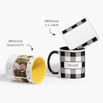 Una taza personalizada para mascotas y una taza personalizada con un nombre impreso, con una nota que destaca las opciones de diseño para tazas personalizadas: impresión envolvente e impresión a dos caras. 
