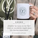 Una taza personalizada para una empresa, con una frase que dice: «¡Diseñar las tazas es muy fácil, y son un regalo estupendo para los clientes especiales!»