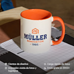 Una taza personalizada para una empresa de construcción.  