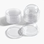 Un conjunto de tapas plásticas planas para vasos de helado y un conjunto de tapas plásticas de domo para vasos de helado, colocadas unas al lado de las otras. 