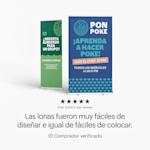 2 lonas retráctiles de tazones de poke de diseños coloridos junto al comentario de un cliente satisfecho que indica lo fácil que fueron diseñarse y colocarse.