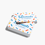 Pino donitsimyymälää mainostavia käyntikortteja kohdelakkauksella.