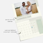 Yksilöity kuukausittainen seinäkalenteri, jossa on valokuva perheestä. Muistiinpanot korostavat, että voit mukauttaa kalenterisi alkamiskuukautta ja lisätä mukaan erityisiä päivämääriä.