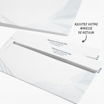 Des enveloppes commerciales dont le rabat est imprimé avec l’adresse d’un groupe de conseil, avec la note « Ajoutez votre adresse de retour ».