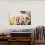 Un tableau photo en aluminium illustrant une famille heureuse.