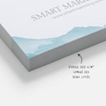 Gros plan sur une pile de cartes de visite Soft Touch avec une note indiquant un grammage de 300 g/m² et une lamination double face.
