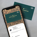 Une carte de visite avec code QR pour un café, présentée en version papier et numérique sur un smartphone.