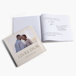 Deux livres d’or pour un mariage. Le premier est personnalisé avec la photo d’un couple sur la couverture et le second est ouvert sur une page où les invités ont laissé des messages.