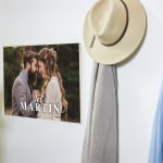 Une impression sur bois avec photo accrochée sur un mur avec la photo de mariage d’un couple.