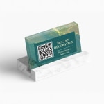 Porte-cartes d’affaires effet marbre pouvant contenir jusqu’à 25 cartes d’affaires et faisant la promotion d’une entreprise de décoration d’intérieur, avec un code QR imprimé sur le devant.
