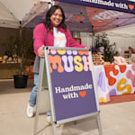 Une enseigne en A en aluminium présentant un magasin d’articles faits à la main.