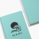 La première et la quatrième de couverture d’un carnet en similicuir.