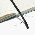 Gros plan sur le papier ligné et le ruban marque-page.