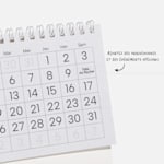 Une grille de calendrier, avec une note indiquant la possibilité d’ajouter les anniversaires et évènements spéciaux à votre calendrier de bureau personnalisé.