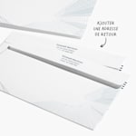 Dos d’une enveloppe personnalisée comportant un graphisme axé sur l’entreprise. On y voit un texte précisant que vous pouvez ajouter votre adresse de retour