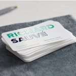 Une pile de cartes d’affaires rectangulaires aux coins arrondis, créées pour une entreprise de rénovation résidentielle, avec le nom Richard Suarez inscrit en relief en lettres brillantes et imposantes.
