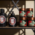 Assortiment de produits de soin capillaire avec étiquettes d’emballage personnalisées pour une marque.