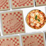 Une variété de boîtes à pizza de différentes marques, face supérieure vers le haut.