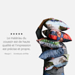 Une personne tenant une pile de coussins personnalisés avec différentes photos. Un avis de client sur les oreillers dit : « Le matériau du coussin est de haute qualité et l’impression est précise et nette. »