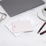 Deux types de blocs-notes personnalisés posés sur un bureau ou une table.