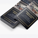Pile de cartons d’information avec effet métallisé doré en relief pour une agence immobilière annonçant une consultation gratuite.