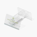 Une pile de cartes d’affaires en plastique transparent créées pour une entreprise de paysagisme.