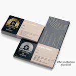Une pile de cartes de rendez-vous avec effet métallisé doré en relief et une pile de cartes de rendez-vous avec effet métallisé argenté en relief; les deux ont été créées pour le même spa et utilisent le même graphisme.