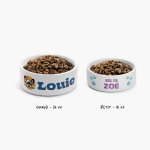 Deux gamelles personnalisées pour animaux de compagnie, accompagnées de notes indiquant que l’une des gamelles est grande (36 oz) et l’autre petite (18 oz).
