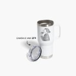 Une tasse de voyage blanche personnalisée avec le nom et le logo d’un café, avec une note indiquant que son couvercle est sans BPA.