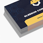Une pile de cartes d’affaires effet sablé, créées pour une entreprise de construction.