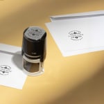 Tampon encreur rond d’un fleuriste, utilisé pour marquer des enveloppes.