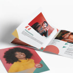 Un livret avec couverture à même pour une entreprise de beauté et de mode, ouvert à une page présentant plusieurs photos.