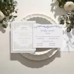 Une carte de réponse typographique verticale et une carte de réponse typographique horizontale avec différents détails décoratifs.
