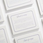 Un carton d’accompagnement typographique avec une écriture élégante et une bordure de style ancien.